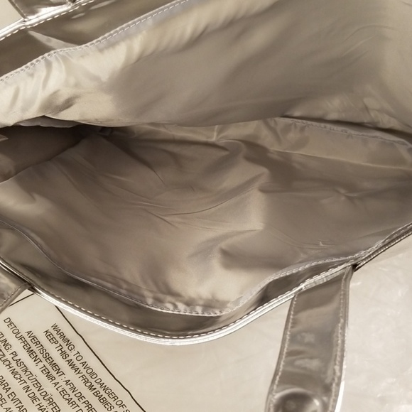 14 H x 18 L x 3 W
CLINIQUE Faux Leather Silver Sho - Picture 4 of 8